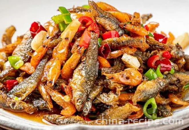 The method of stir frying small fish