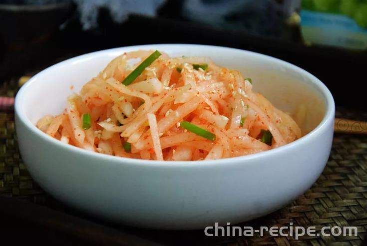 The method of making sour and spicy shredded radish