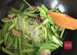 芹菜粉条的做法图解6