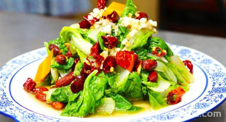 The recipe for spicy peanuts and Chinese cabbage