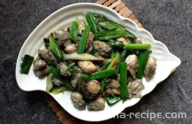 The method of stir frying oysters with green garlic