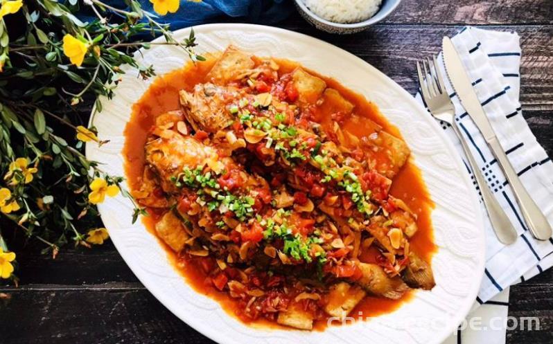 The recipe for braised tofu with yellow croaker in tomato sauce