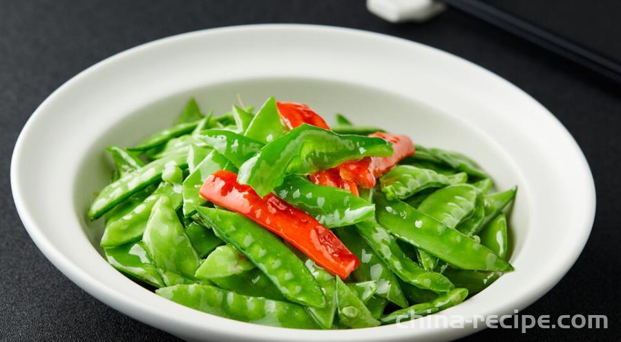 The method of stir frying green beans with vegetarian ingredients