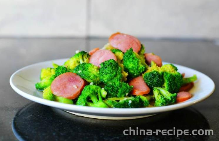 The recipe for stir frying sausage with broccoli