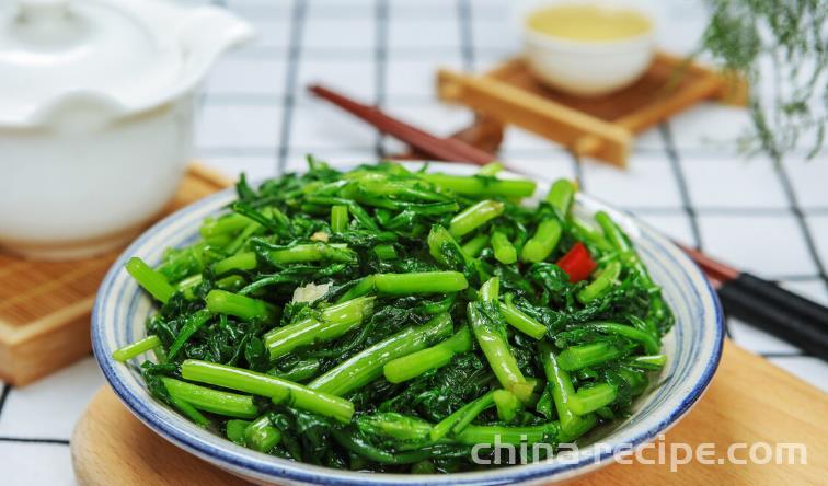 The method of stir frying chrysanthemum