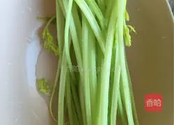 香芹炒肉的做法图解2