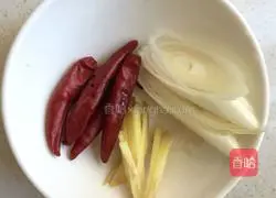 香芹炒肉的做法图解4