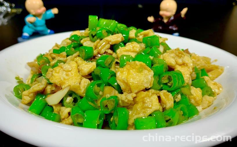 The recipe for stir frying eggs with green peppers