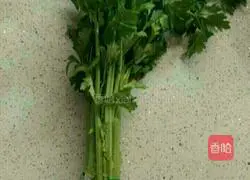 腊肉炒芹菜的做法图解1