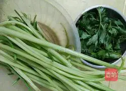 腊肉炒芹菜的做法图解2