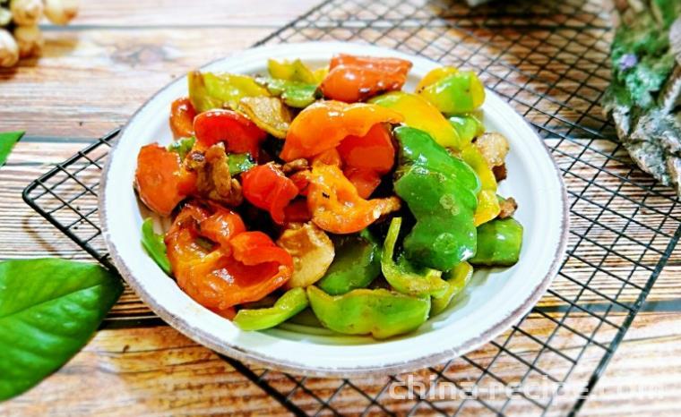 The method of stir frying round peppers with sliced meat