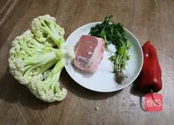 菜花炒肉的做法图解1