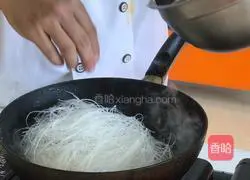 劲葱劲蒜鲜虾粉丝煲的做法图解8