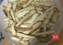 芹菜炒豆干的做法图解3