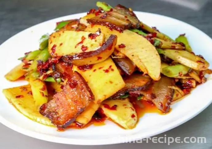 The method of stir frying cured meat with winter bamboo shoots