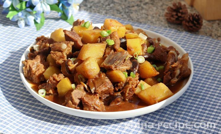 The method of stewing pork ribs with potatoes