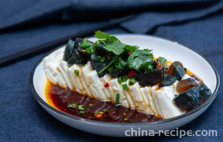 The practice of goldfish Century egg tofu