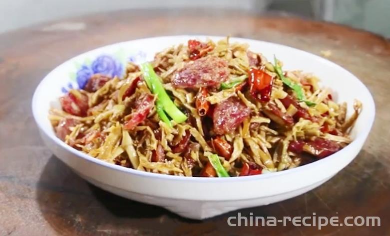 Recipe for braised bamboo shoots, dried vegetables, steamed sausages