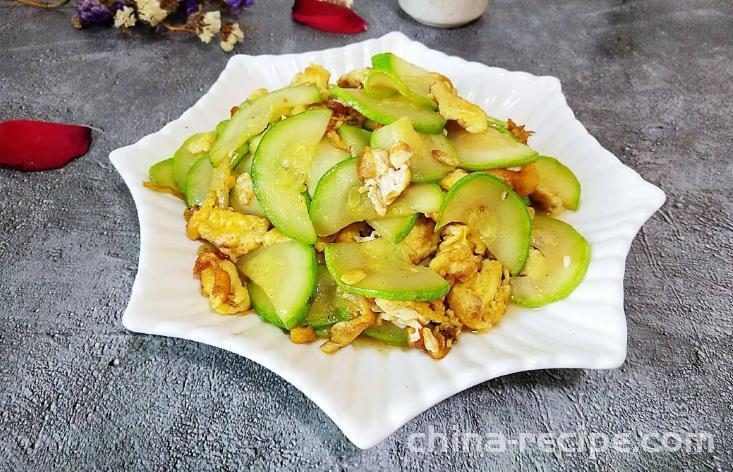 The method of stir frying zucchini with eggs