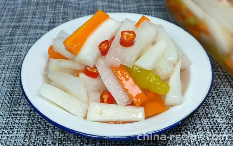 The method of making sour and spicy white radish strips