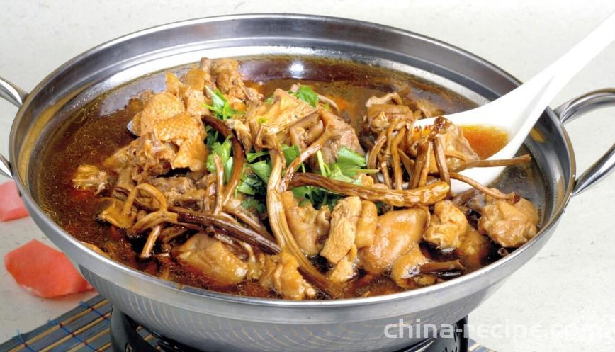 The recipe for stewing chicken with tea tree mushrooms