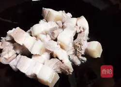 红烧肉炖土豆酸菜的做法图解4