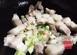 红烧肉炖土豆酸菜的做法图解5