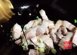 红烧肉炖土豆酸菜的做法图解6