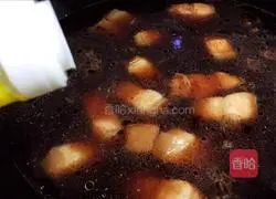 红烧肉炖土豆酸菜的做法图解7