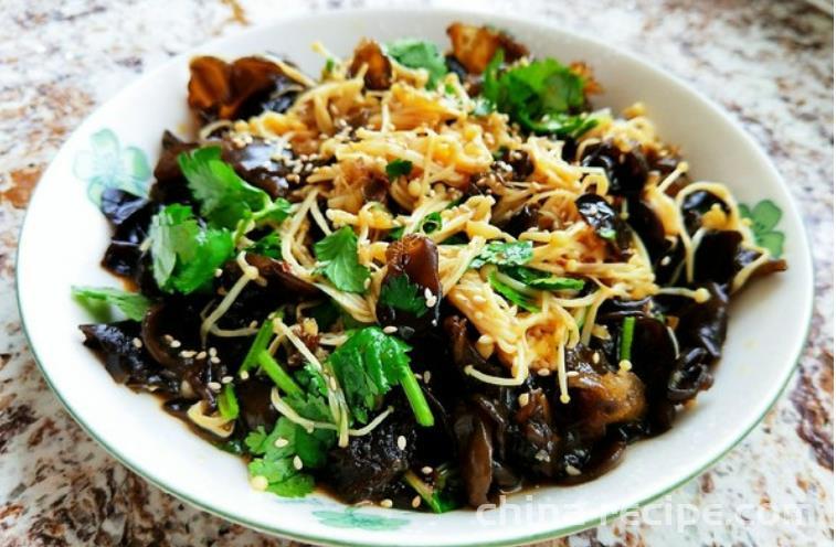 The method of making cold mixed mushrooms with black fungus and golden needle mushrooms