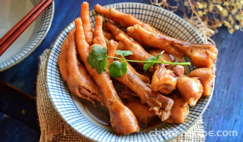 The method of making braised chicken feet