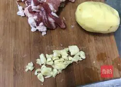 猪肉白菜炖土豆粉条的做法图解2