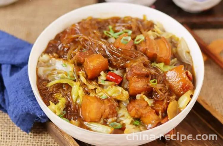 The method of stewing pork and cabbage with potato vermicelli