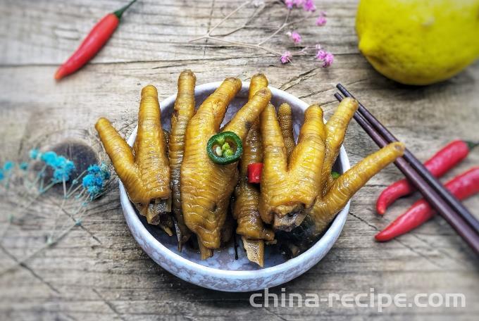 The method of making lemon soaked chili chicken feet