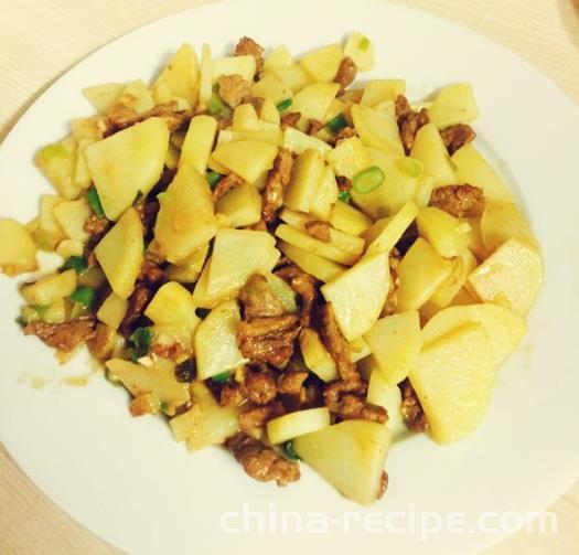 The method of stir frying potatoes with Korean style minced beef