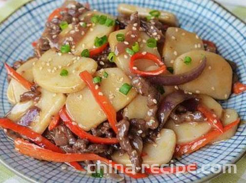 The method of stir frying beef rice cake