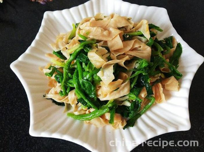 The method of stir frying spinach with tofu skin