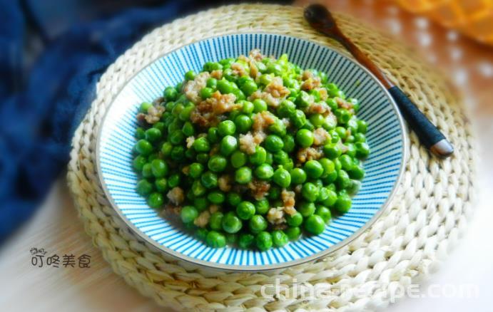 The method of stir frying peas with vegetarian ingredients