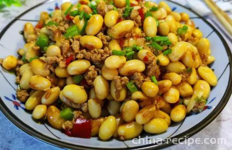 The method of stir frying diced meat with soybean kernels