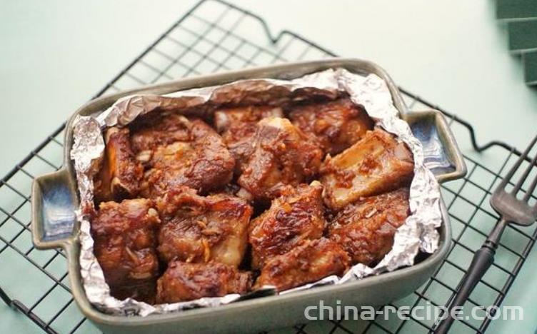 The method of baking pork ribs with tin foil