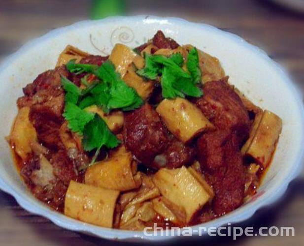 The recipe for braised pork ribs and tofu