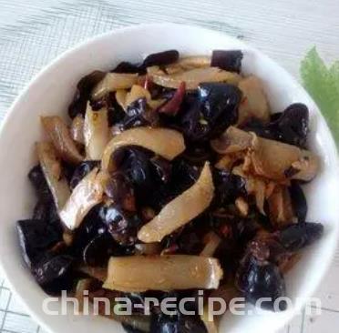 The method of stir frying pork skin with fungus