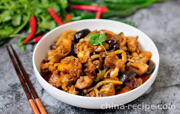 The method of stir frying chicken with black fungus