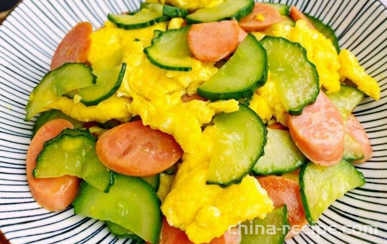 The method of stir frying cucumber, ham and eggs