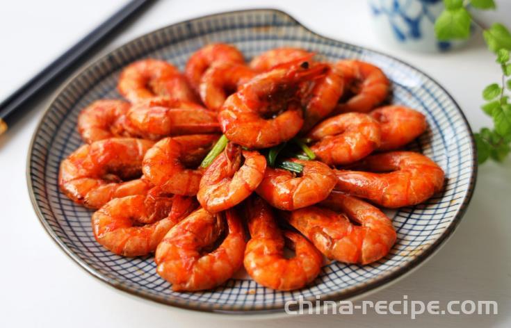 The method of braising shrimp with red sauce