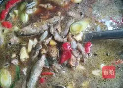 小鱼炖豆腐的做法图解3