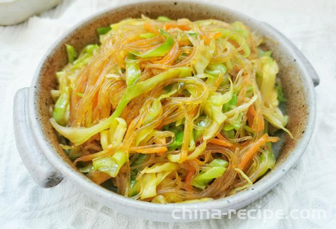 The method of stir frying vermicelli with cabbage