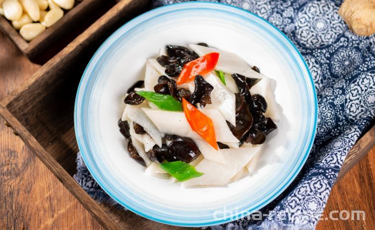 The method of stewing yam slices with black fungus