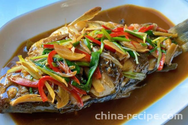 The method of braised crucian carp