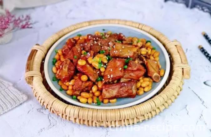 The method of braising pork ribs with soybeans